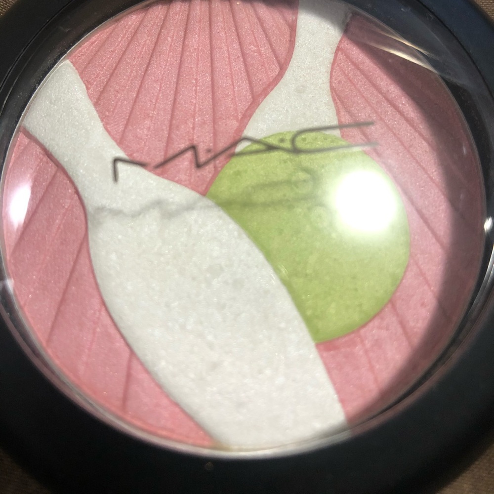 Mac Face Powder. Trophy.